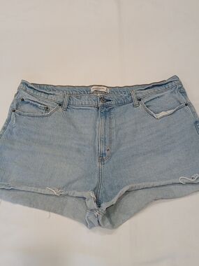 Abercrombie & Fitch The Mom Short High Rise Light Wash Distressed Denim Size 20